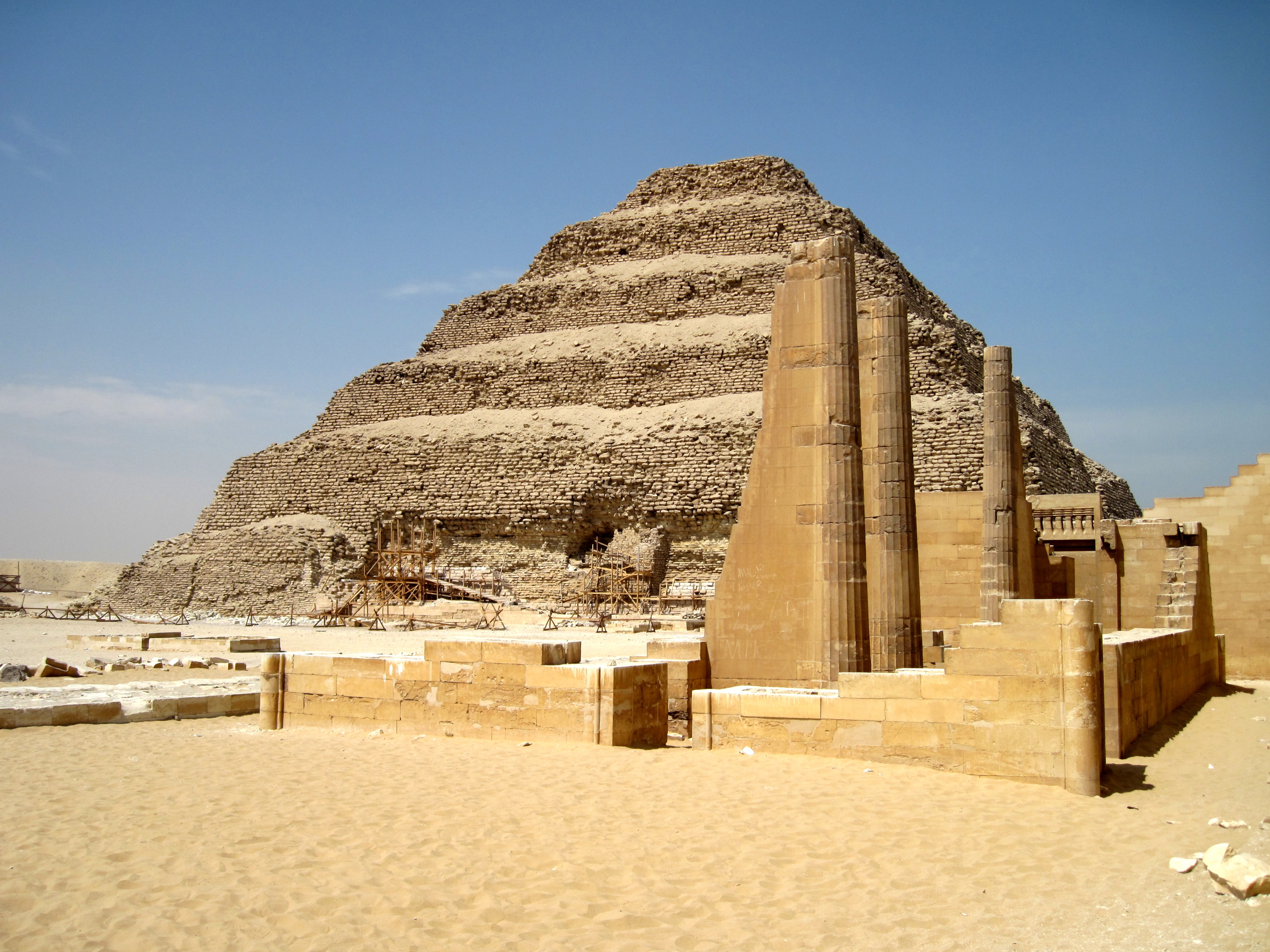 Постройки древности. Пирамида Джосера в Саккаре. Храм Джосера Египет. Пирамида Джосера древний Египет. Пирамида фараона Джосера в Саккаре.